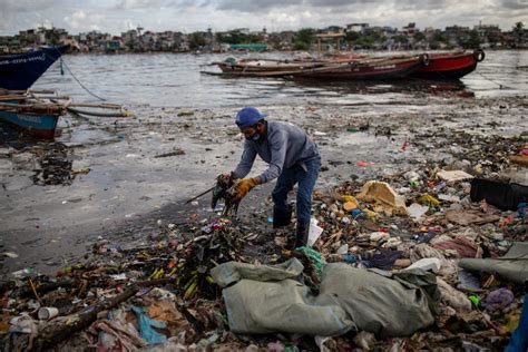 Philippine 'river warriors' fight tide of trash for cleaner future.